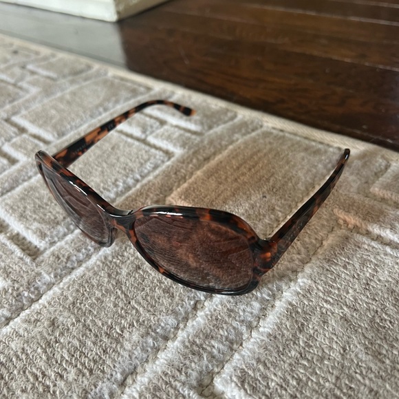 Versace tortoise sunglasses - Picture 2 of 4